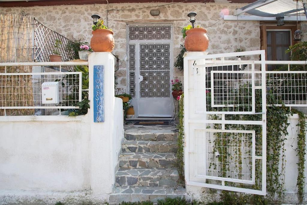 Stone In The Center Of Privatunterkunft Korinth